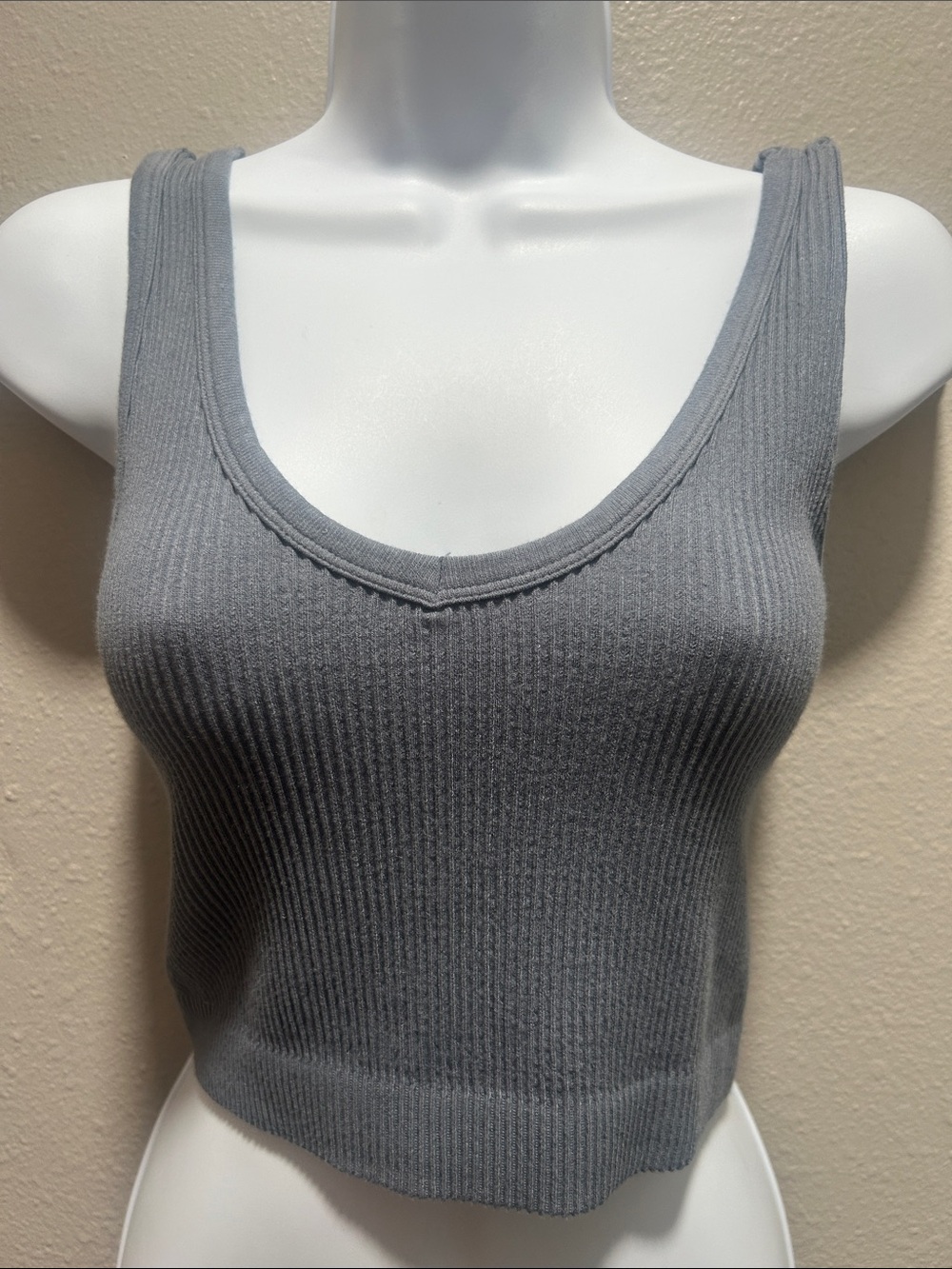Amazon Essentials Women's BlueRibbed Scoop Neck Cropped Tank